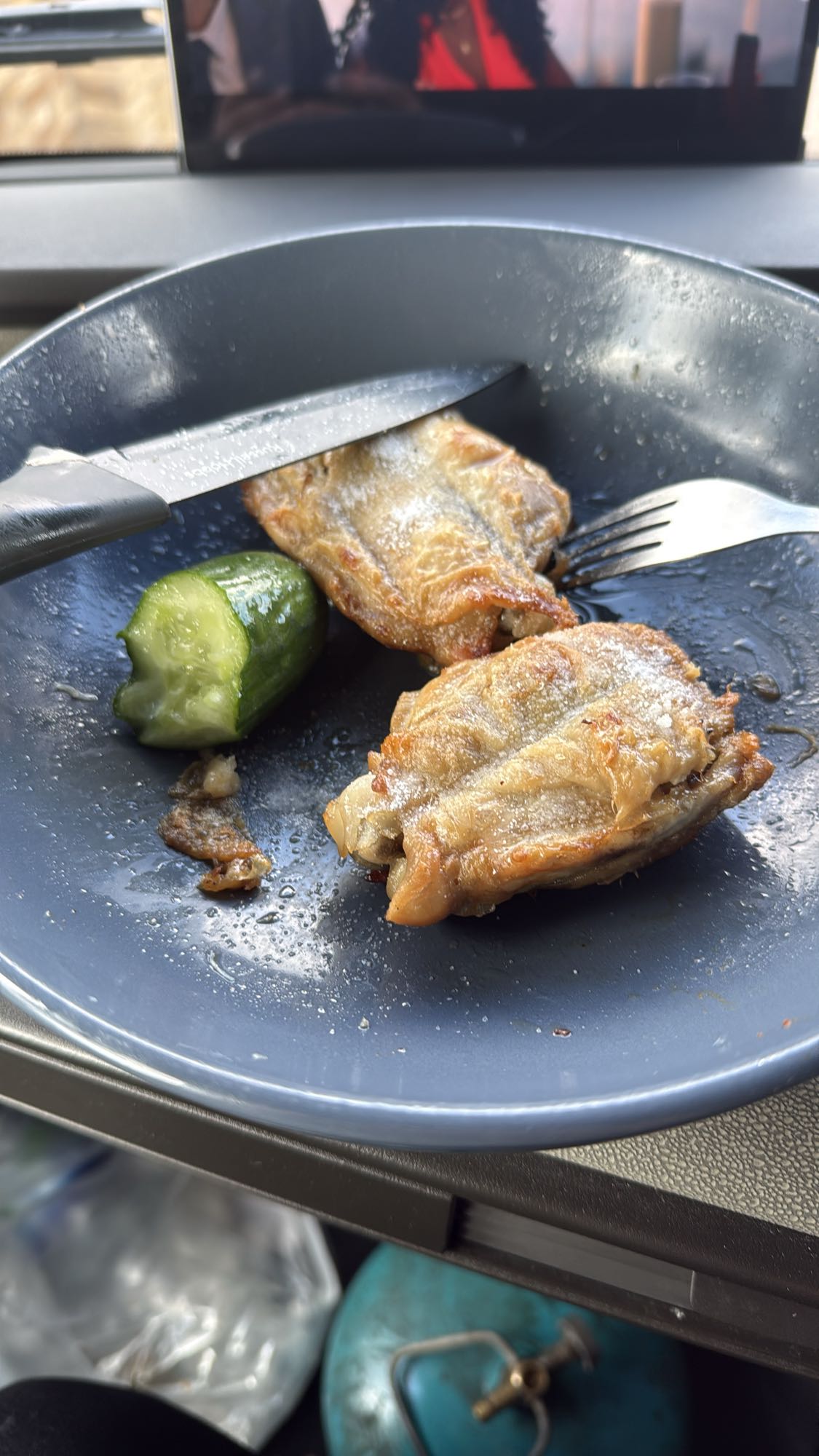 Pieczone udka z ogórkiem