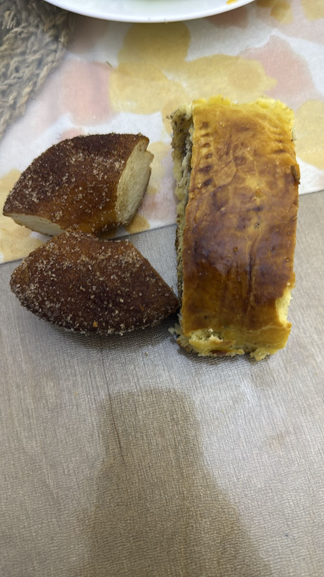 Рулет с орехами и кусочек пончика