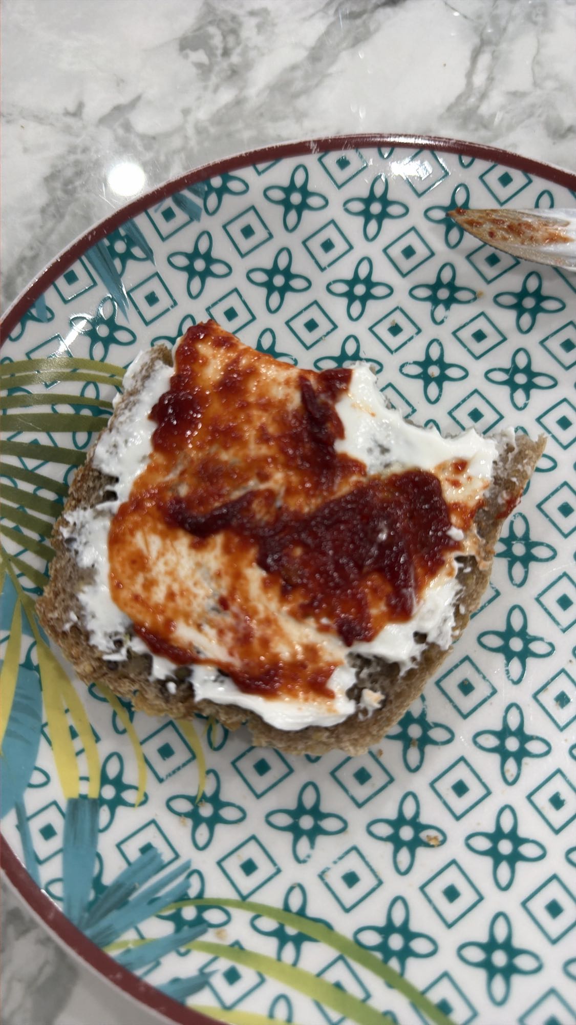 tostada con queso crema y mermelada casera de pimiento