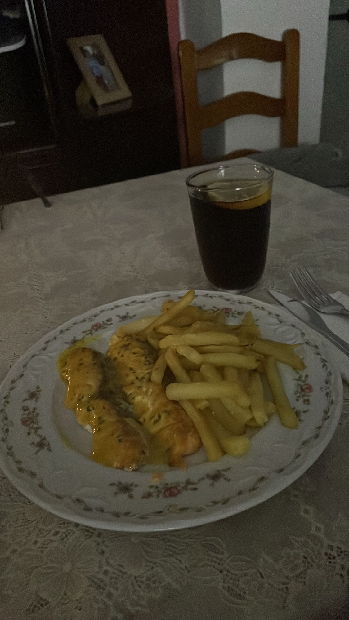 pollo con papas fritas