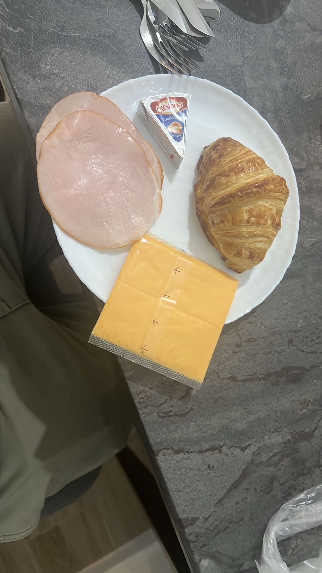կրուասան խոզապուխտով