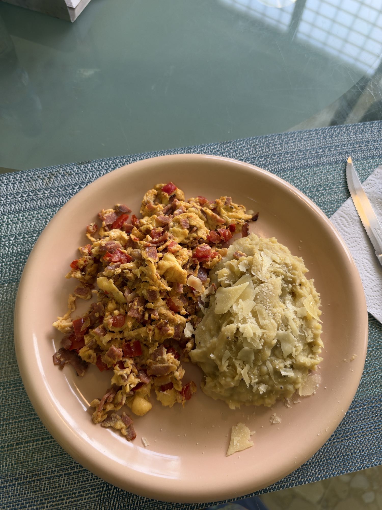 huevos revueltos y puré