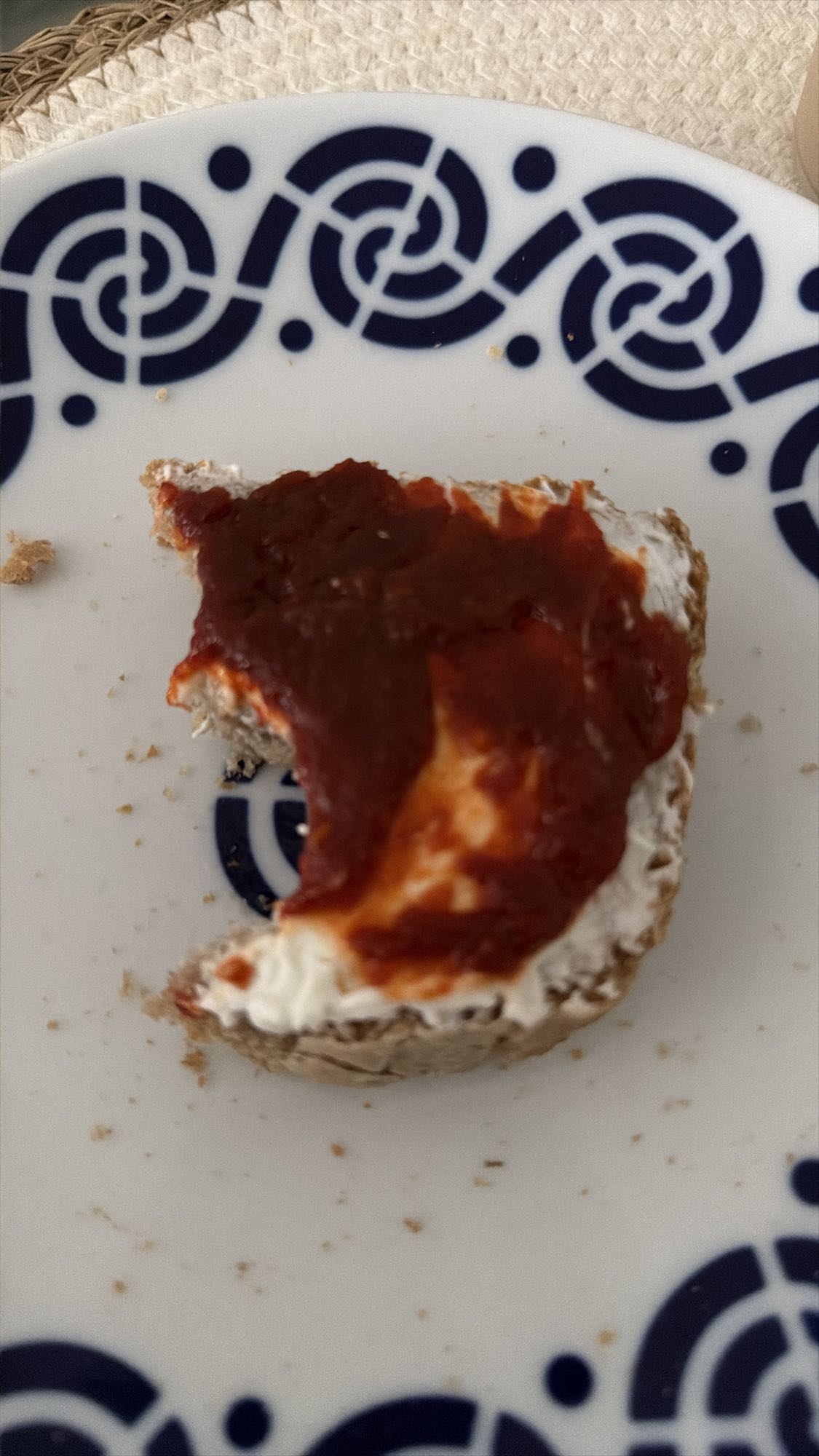 tostada con queso crema y mermelada de pimiento casera sin azúcar