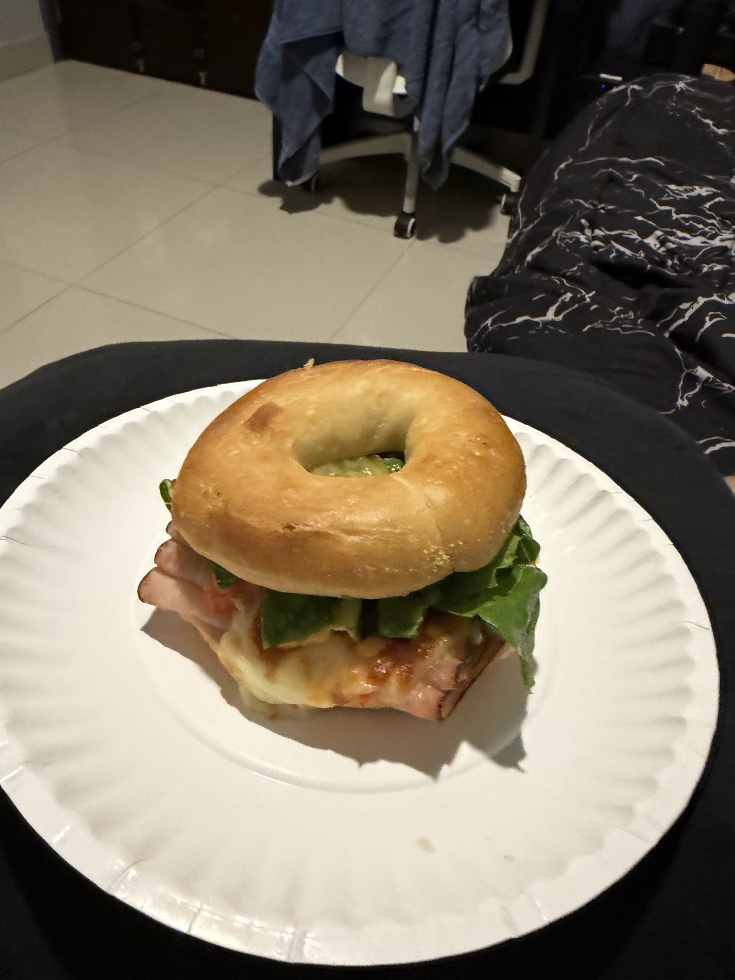 bagel de masa madre con jamon de pavo y queso mozzarella