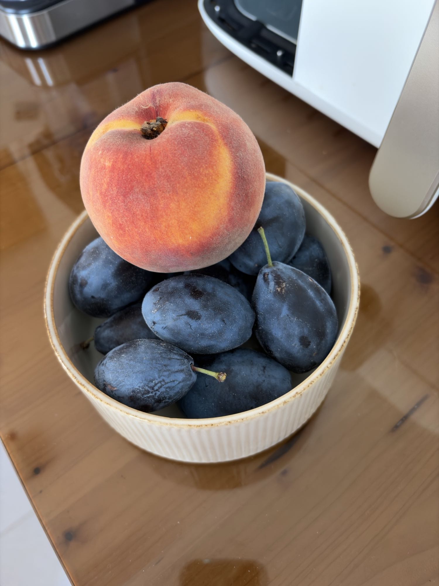 Bol cu piersică și prune