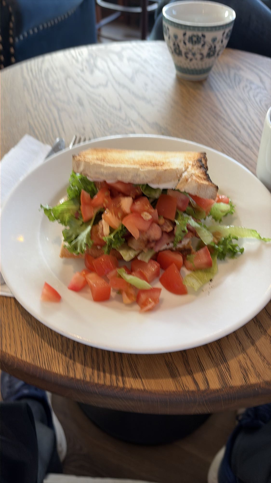Rostad smörgås med sallad