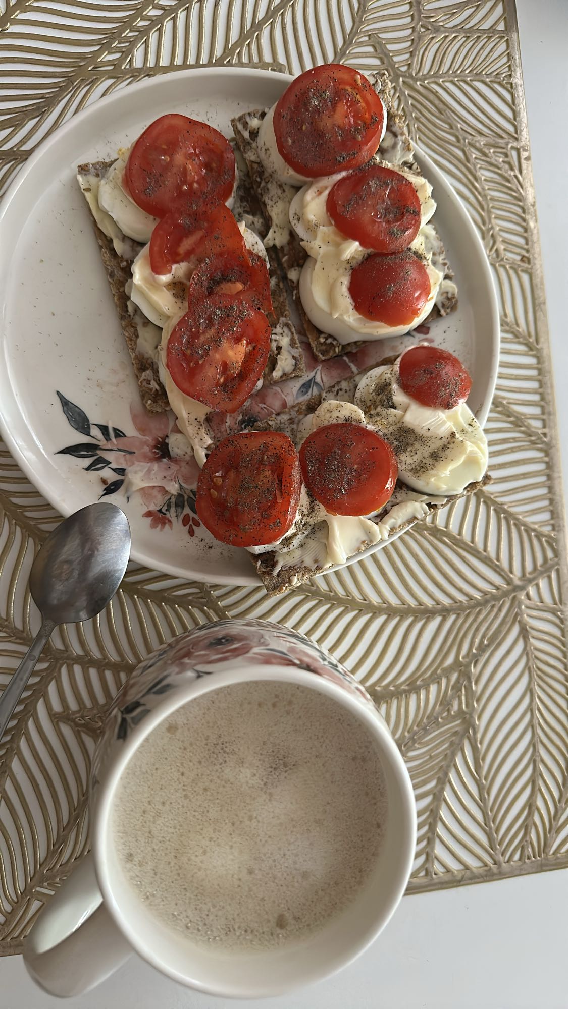Wafle z jajkiem i pomidorem