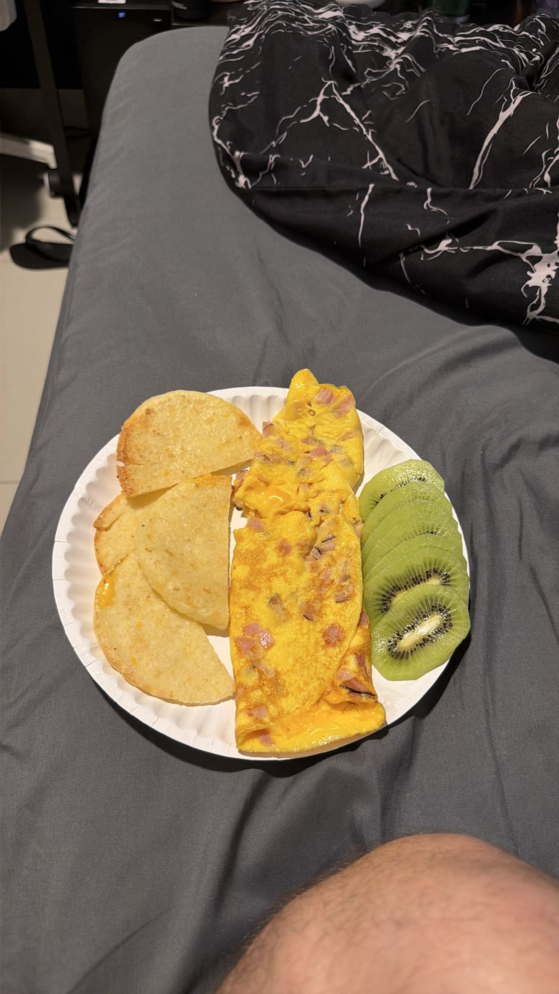 omelete con arepas y kiwi