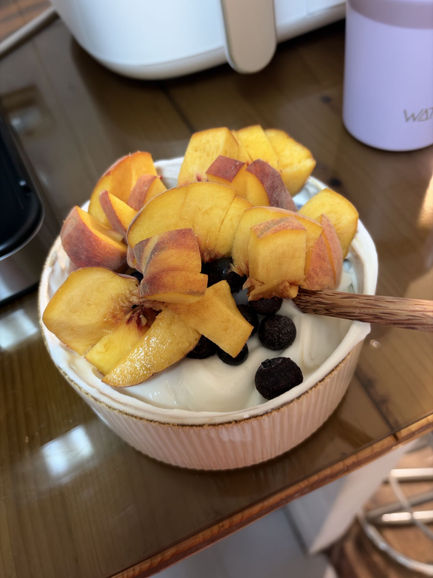 Skyr natural cu piersică și afine