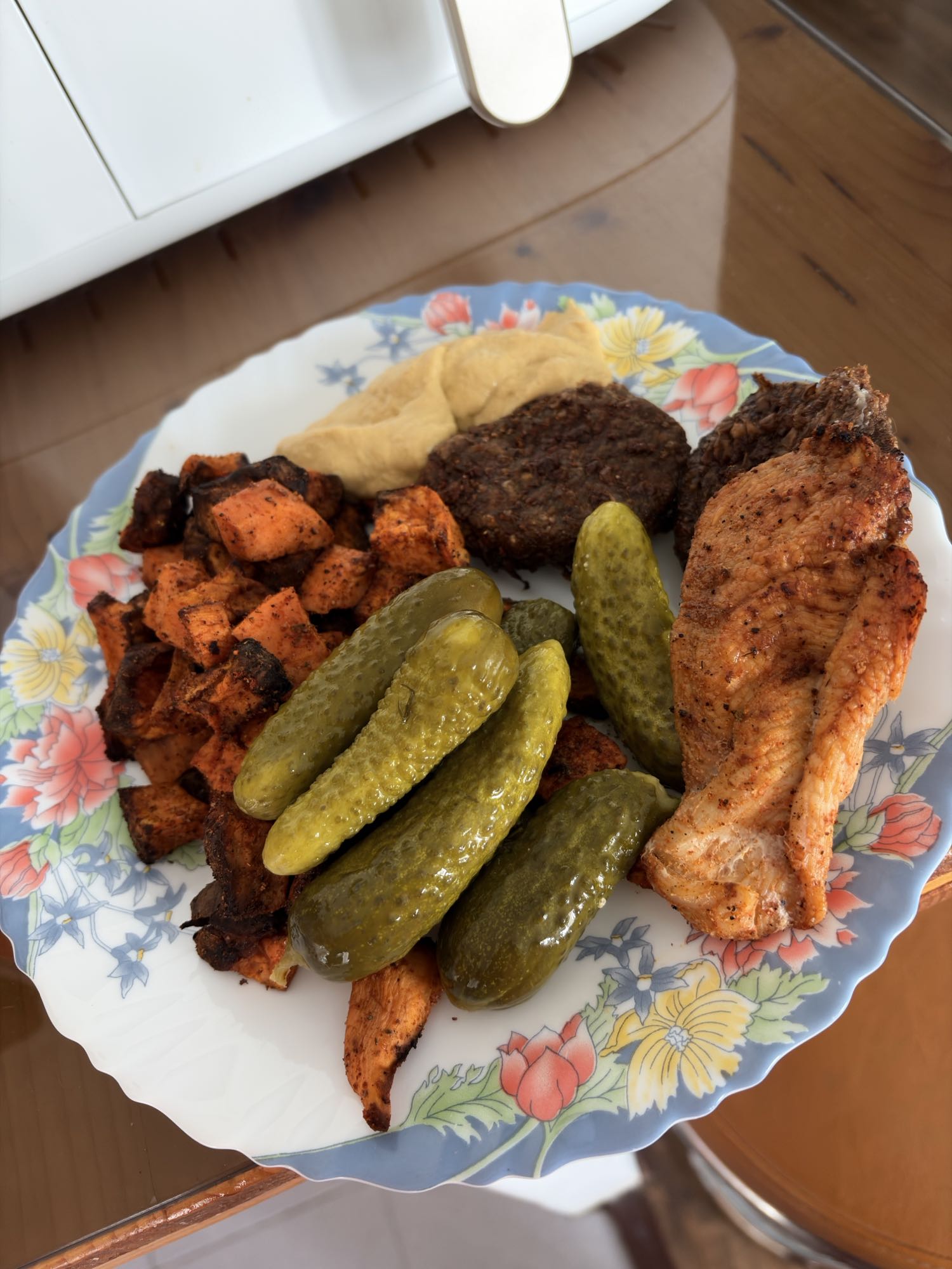 Burger de vita cu piept de pui, cartofi dulci, castraveti murati si mustar iute