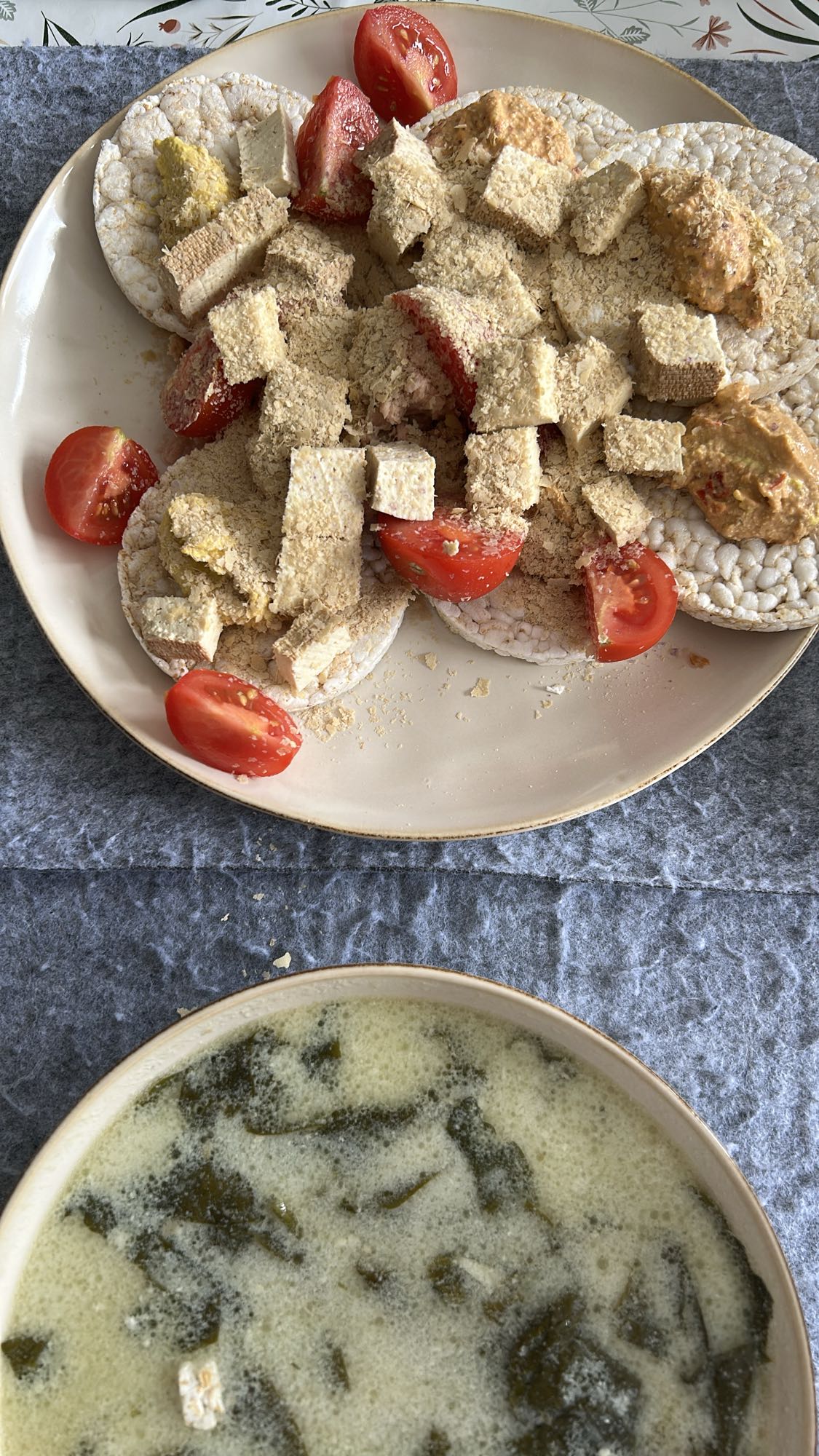tortitas con tofu y tomate