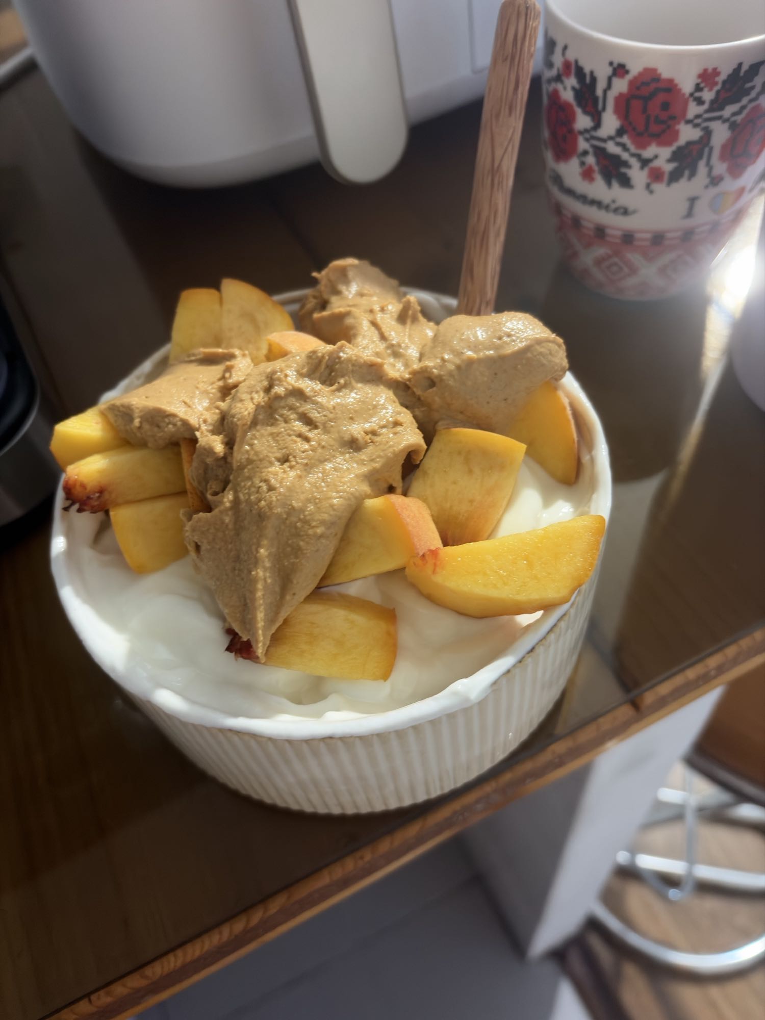 Skyr cu piersică, afine și unt de arahide pudră