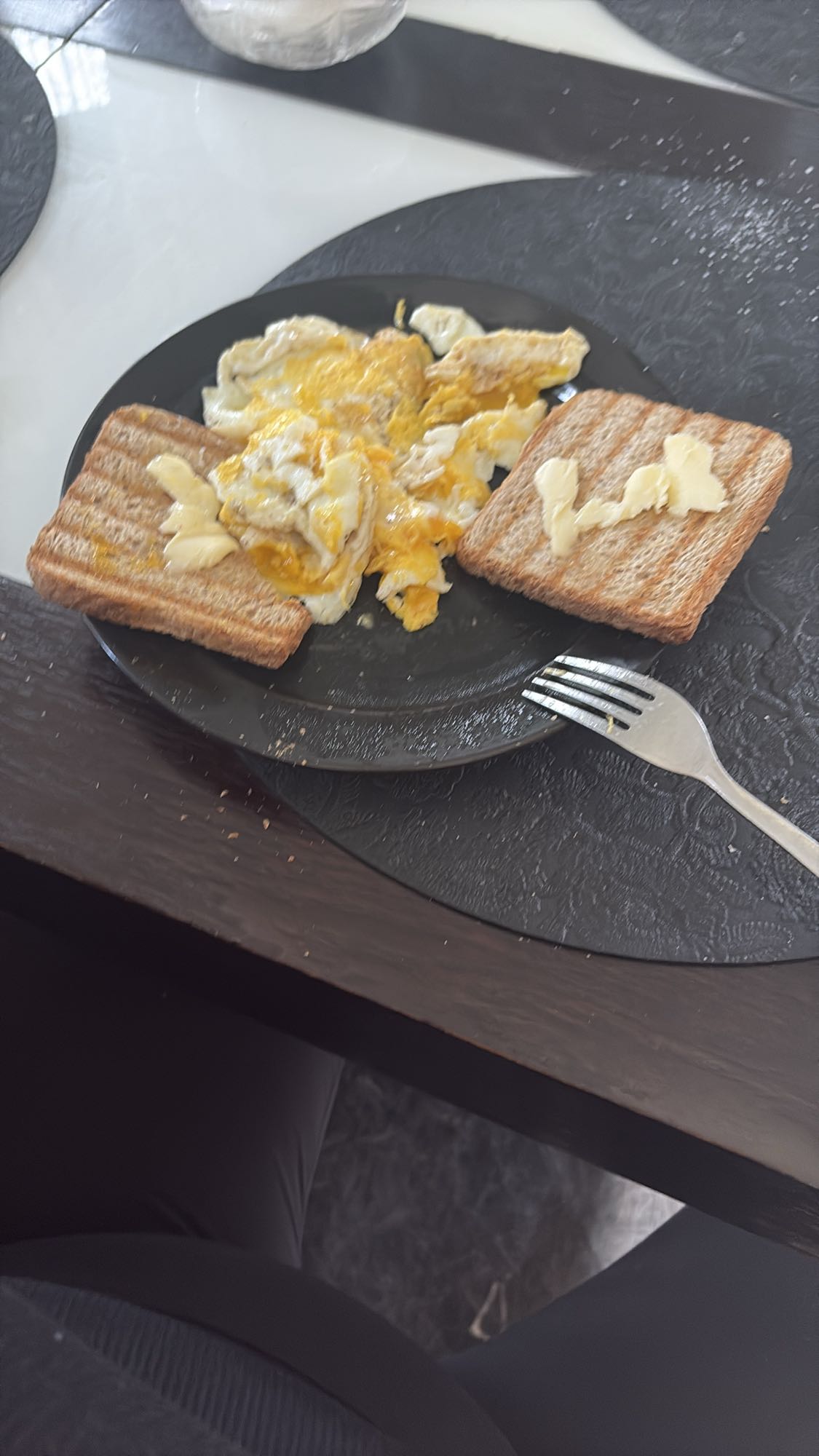 Jajka sadzone z tostami