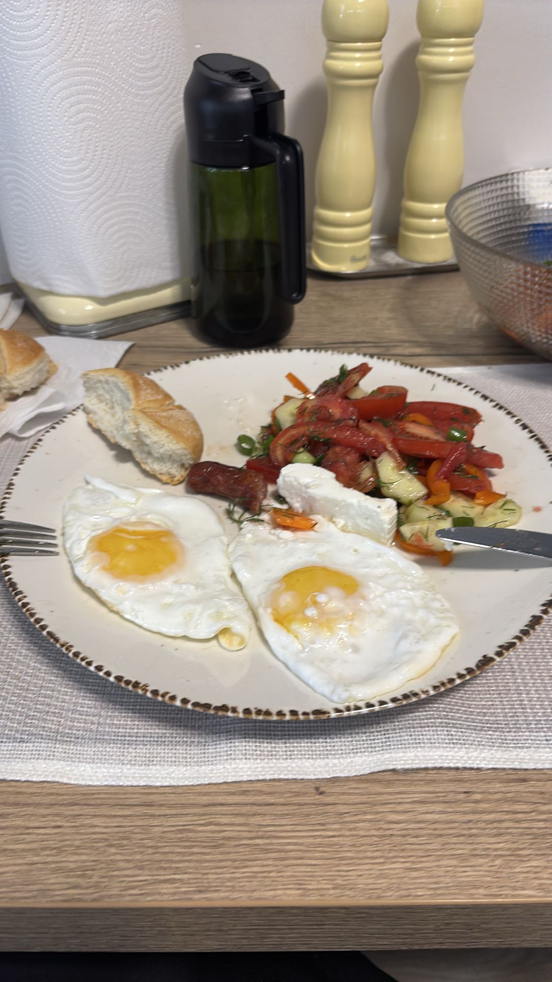 Ouă cu salată și brânză