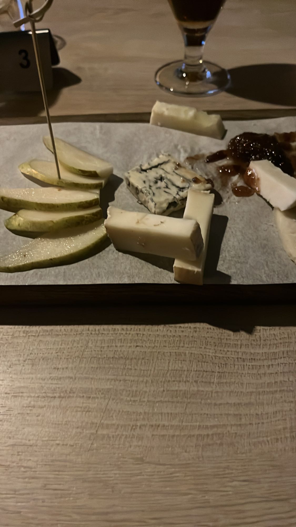 Ostbricka med päron