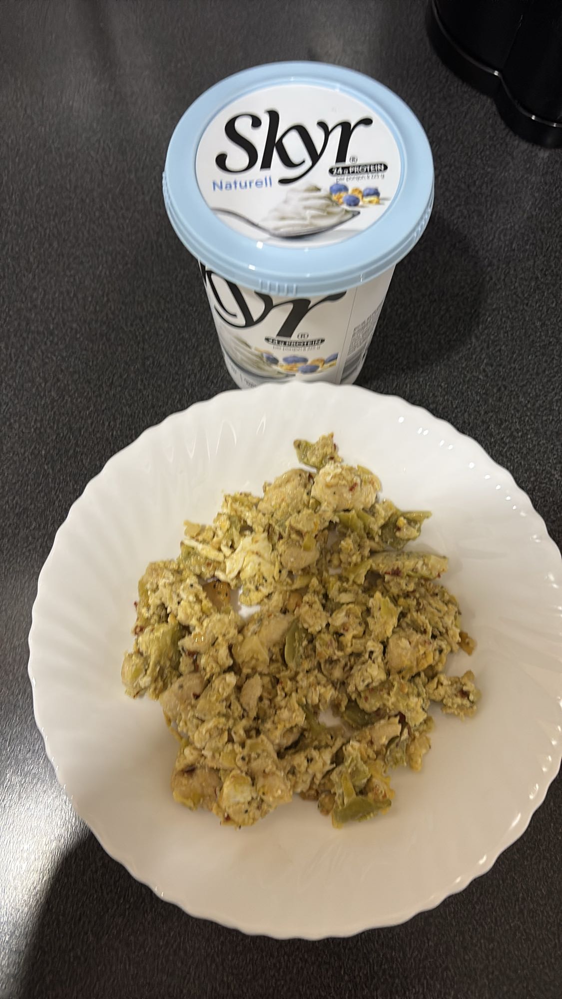 Eggerøre med kylling og skyr