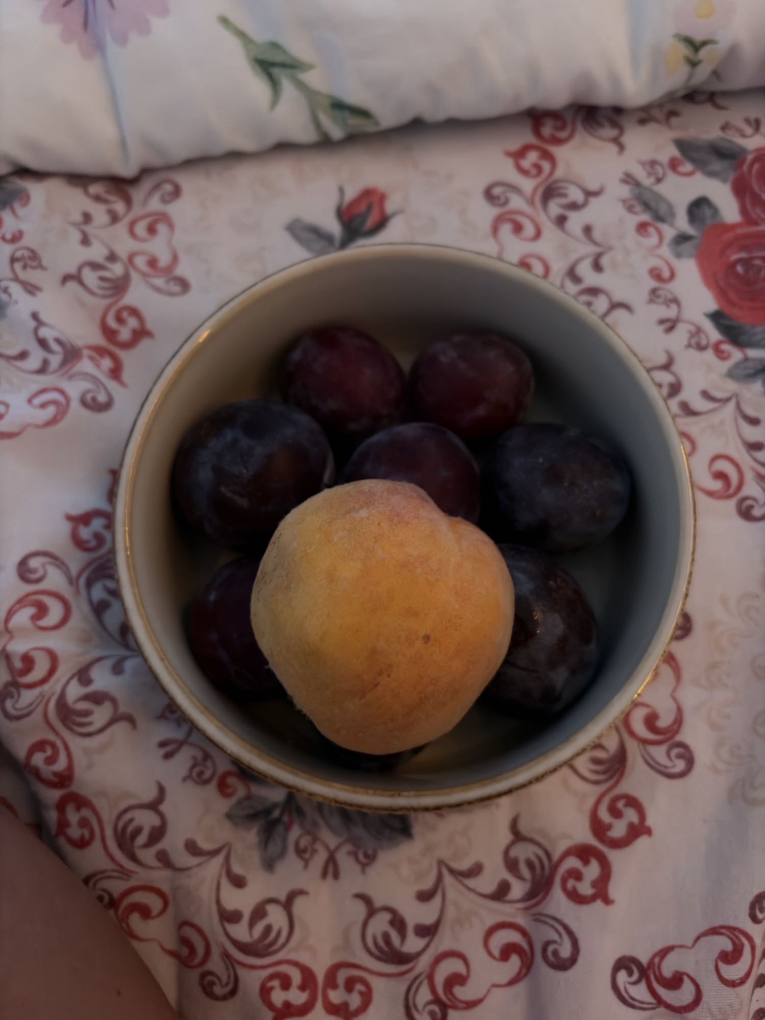 Bol cu prune și piersică