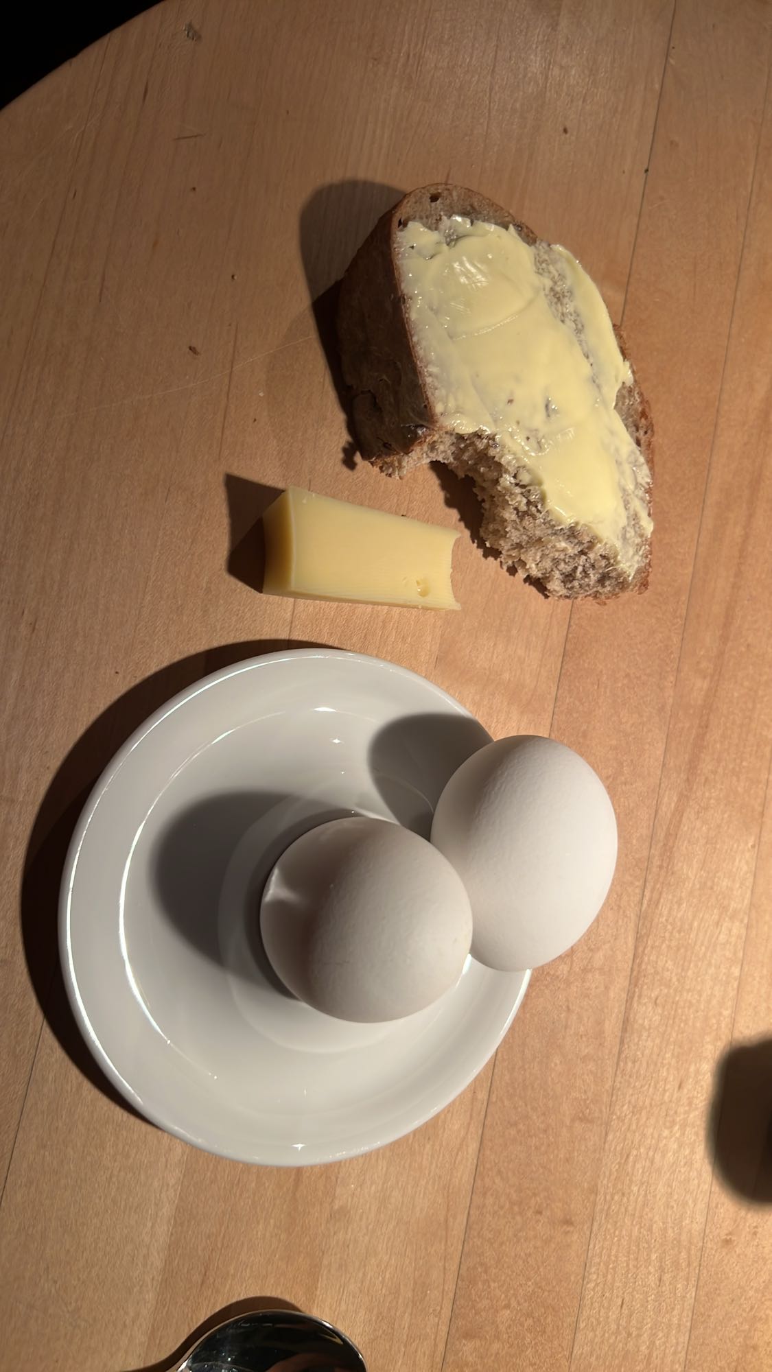 Brot mit Butter und Eiern