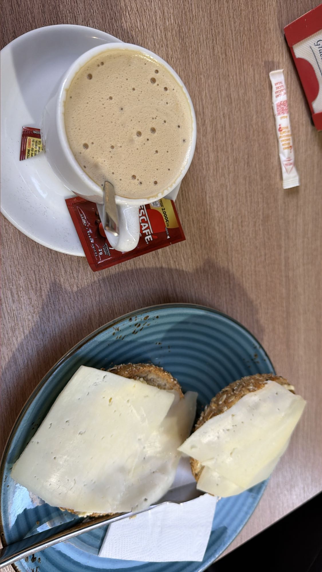 cafe con pan y queso