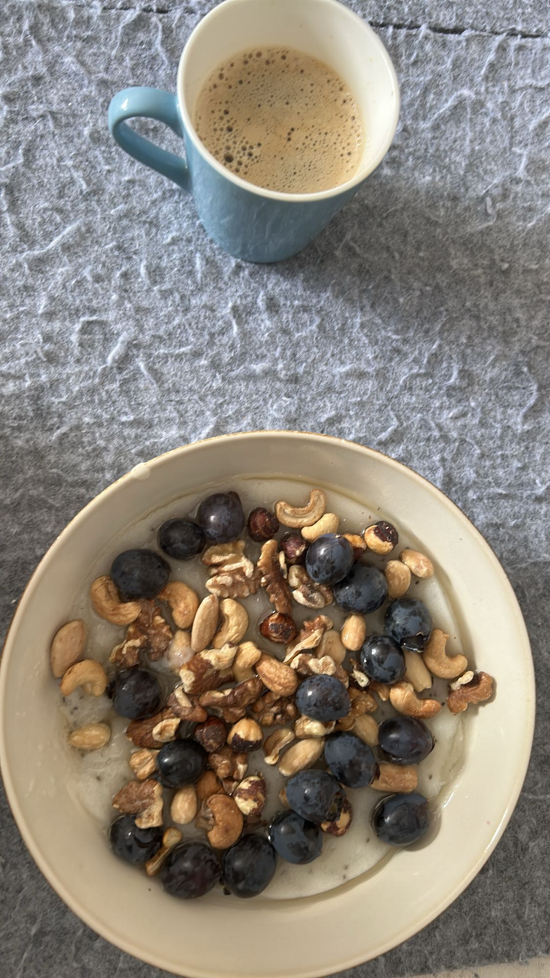 bol de yogur con cafe