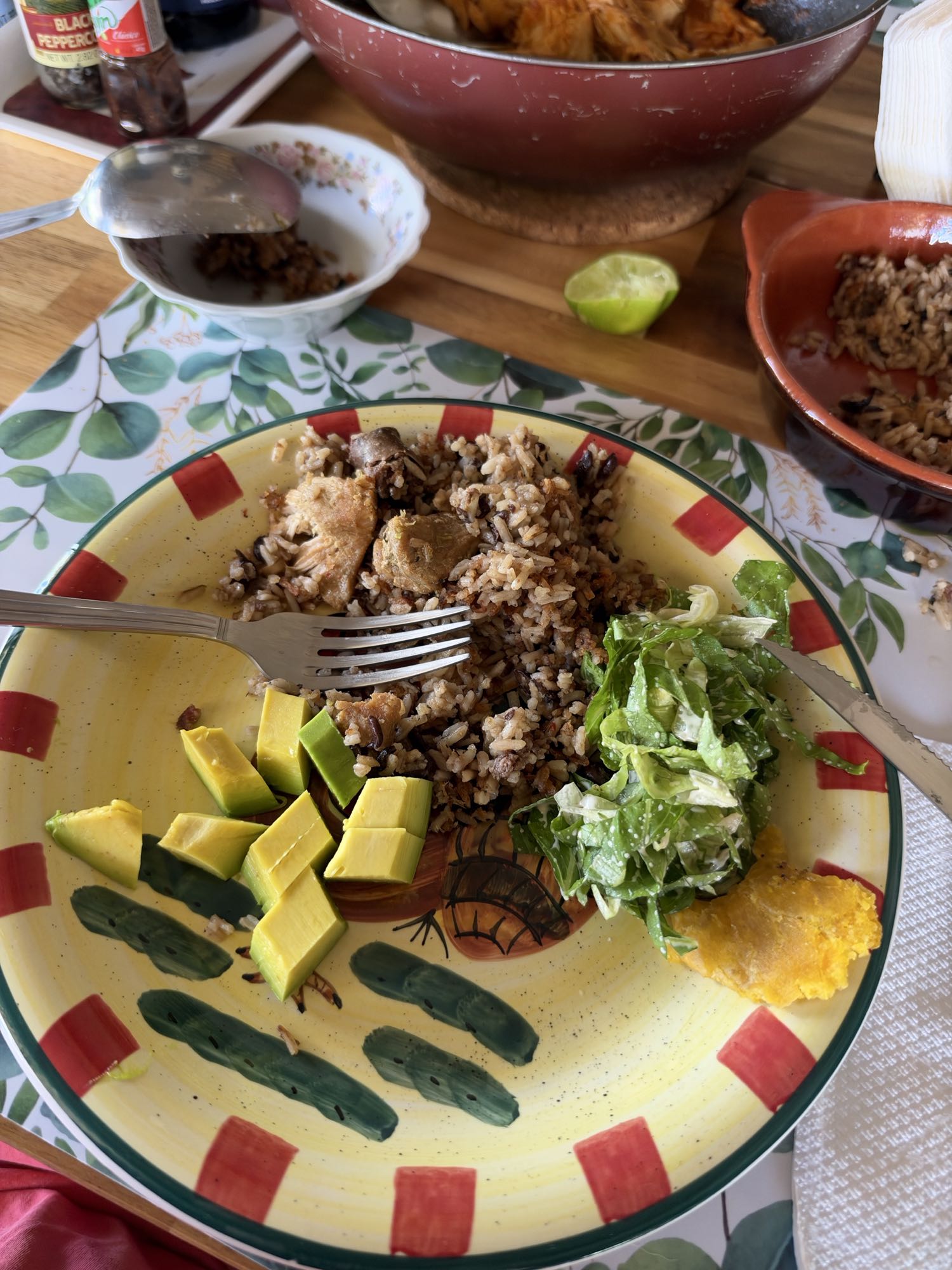 Arroz con pollo y aguacate