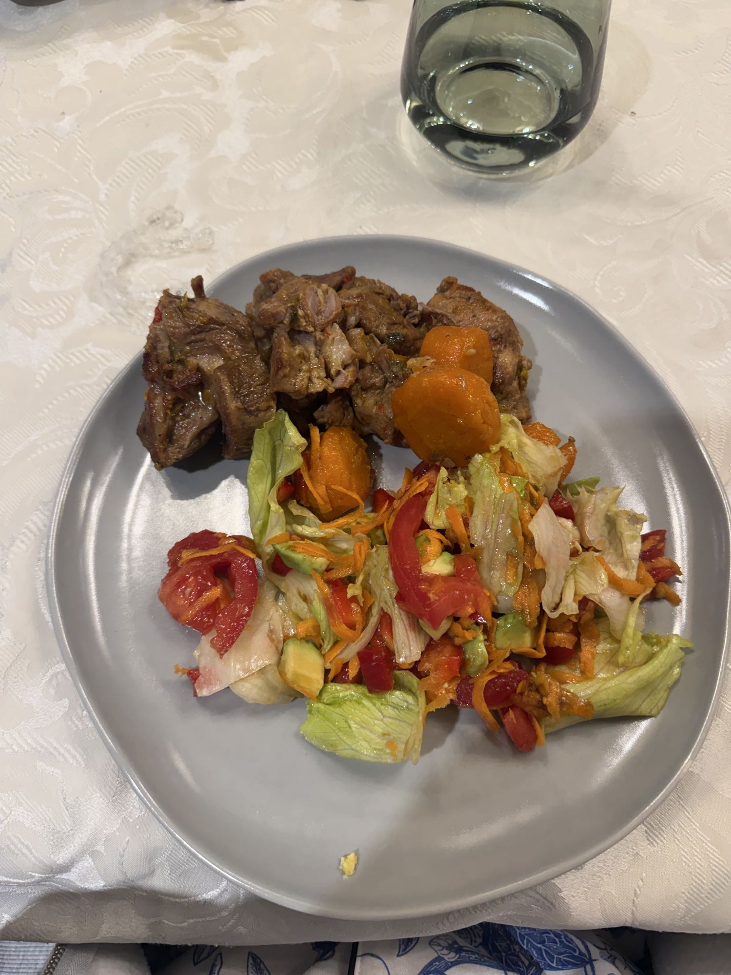 carne guisada con ensalada