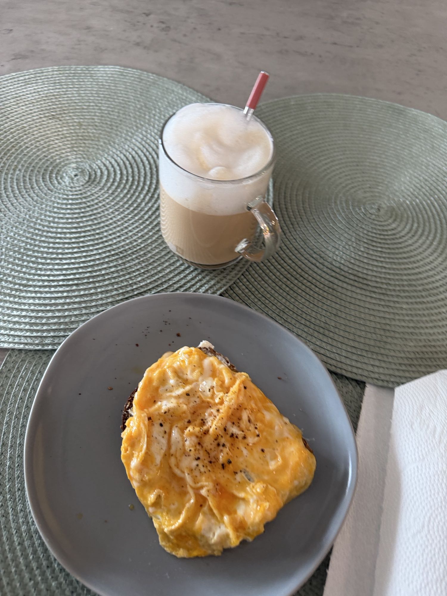 tostada con huevo y café