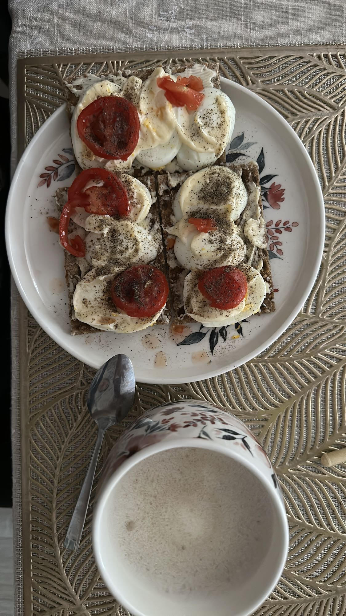 Wasa z jajkiem i pomidorem