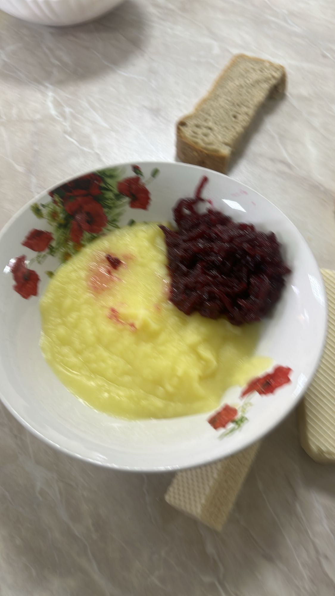 Пюре со свеклой и хлебом