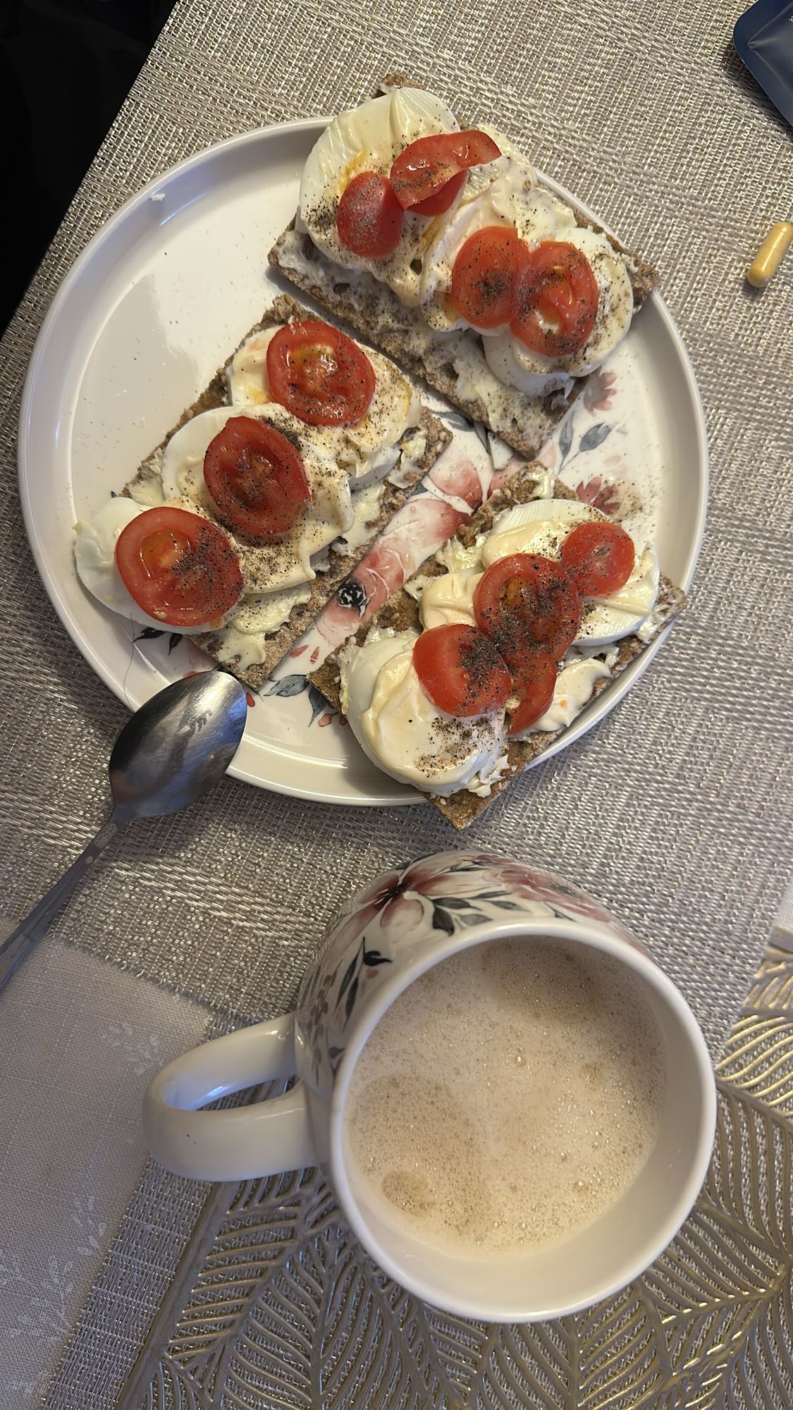 Wafle z jajkiem i pomidorem