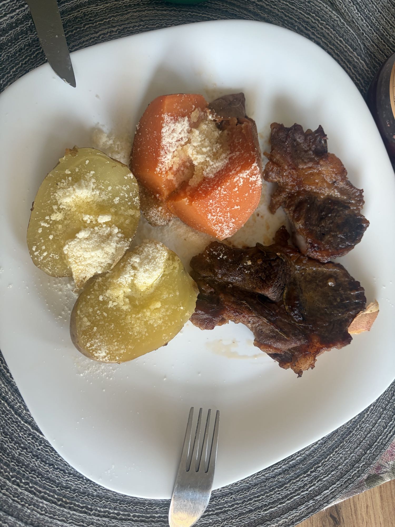 Cartofi cu morcovi si carne la cuptor