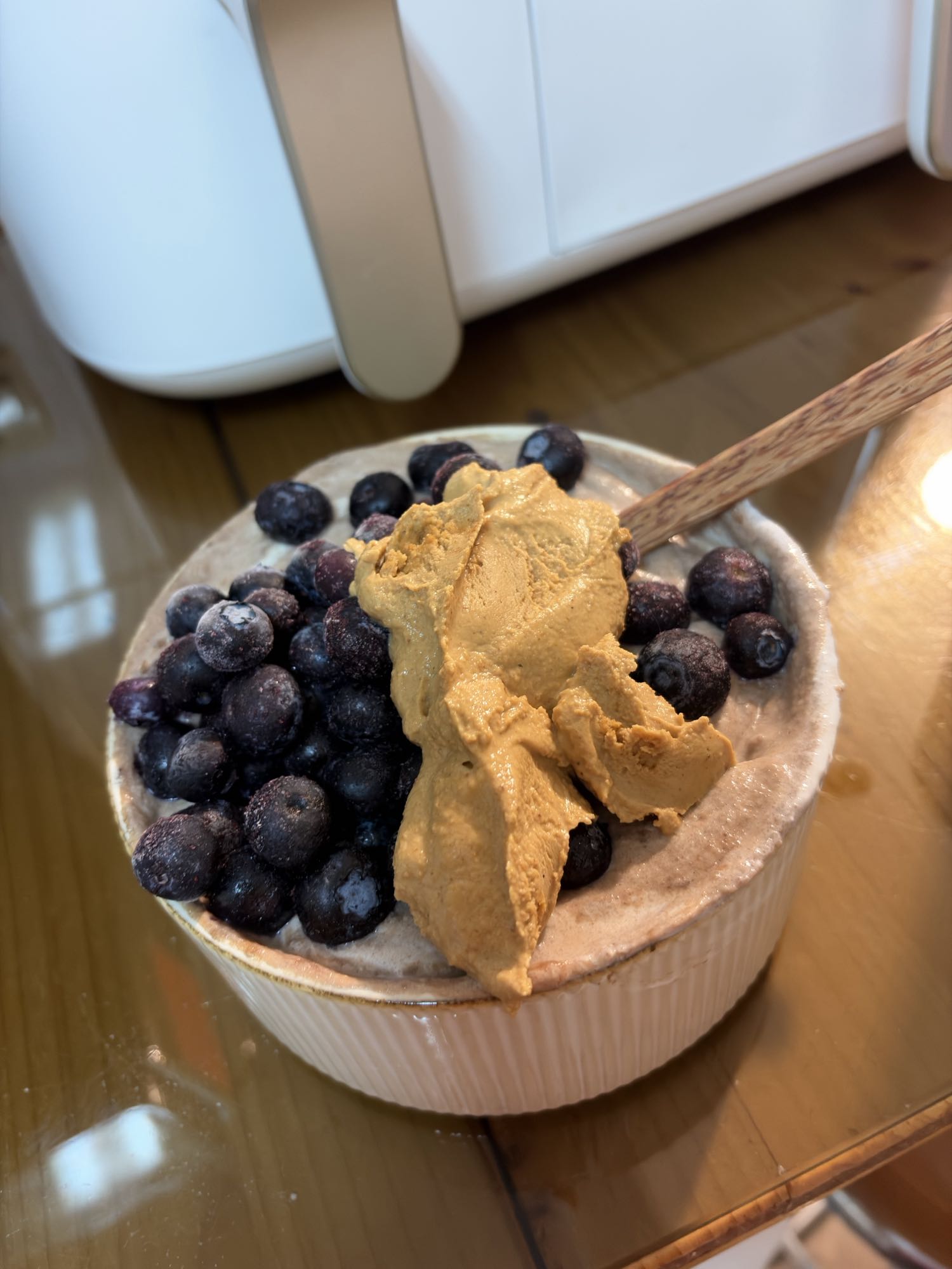 Bol cu cremă de orez, afine și skyr