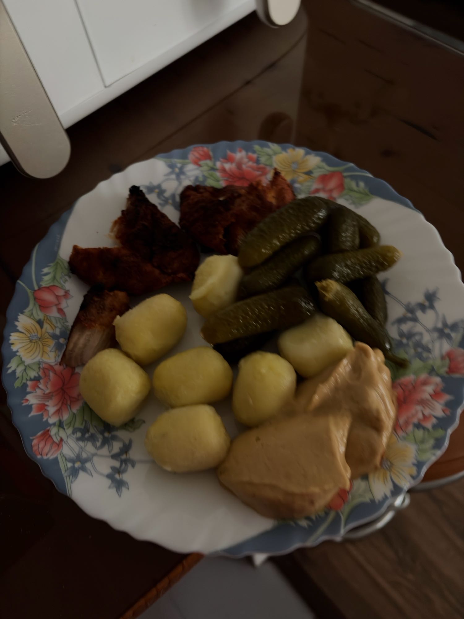 Mușchiuleț de piept de curcan cu gnocchi, castraveți murați și muștar iute