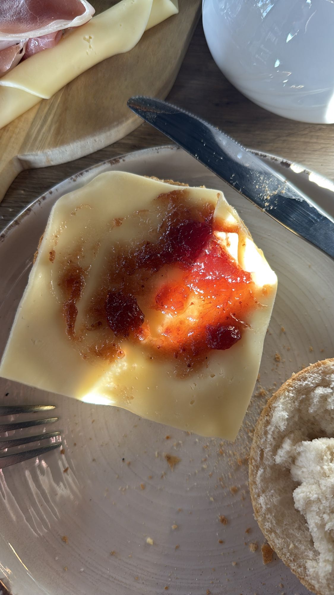 Broodje kaas met jam