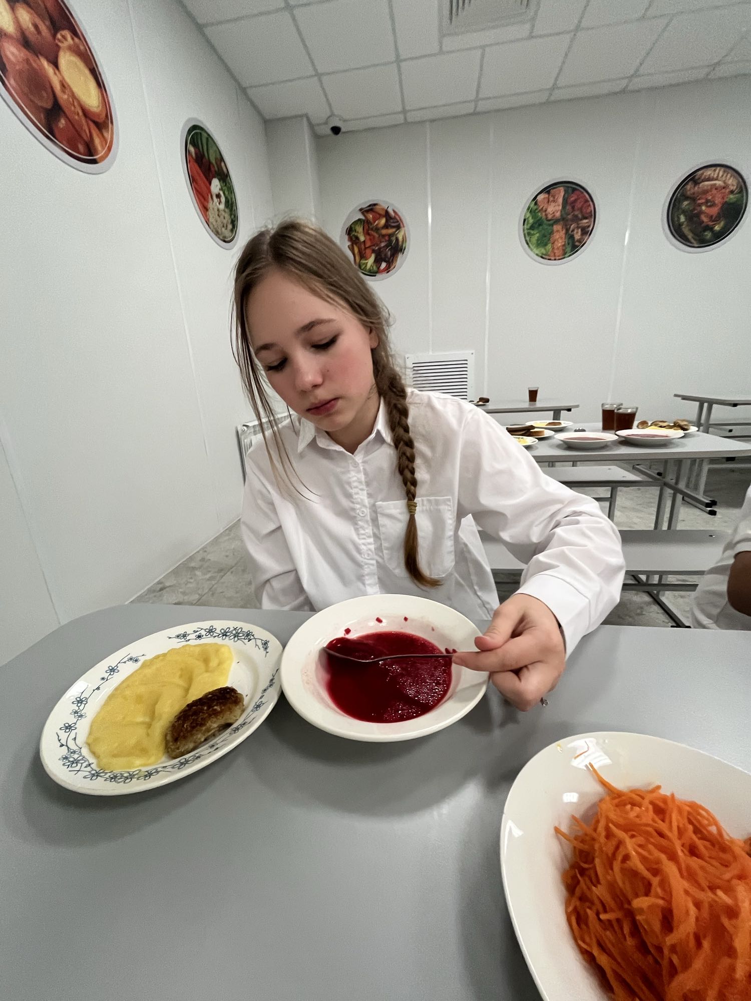Пюре с котлетой и супом