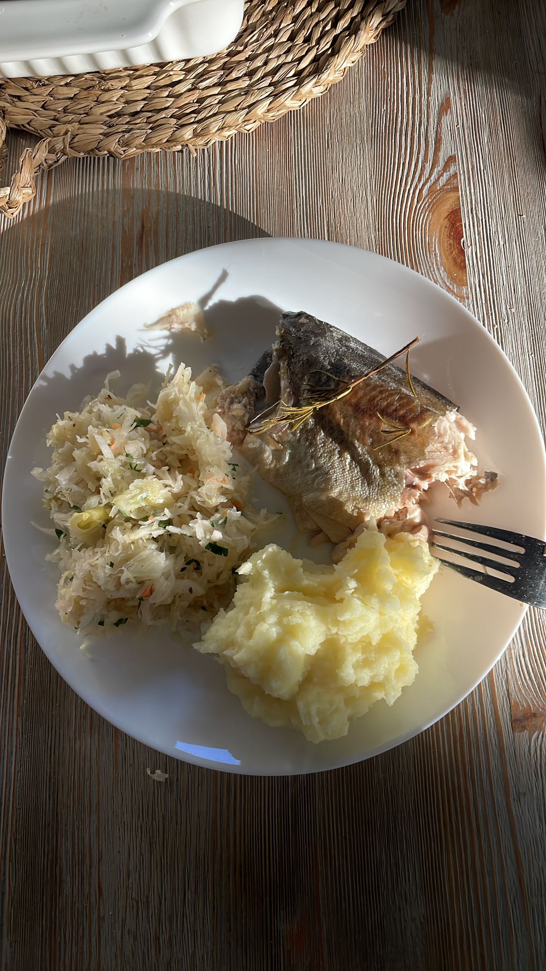 Łosoś z puree i surówką