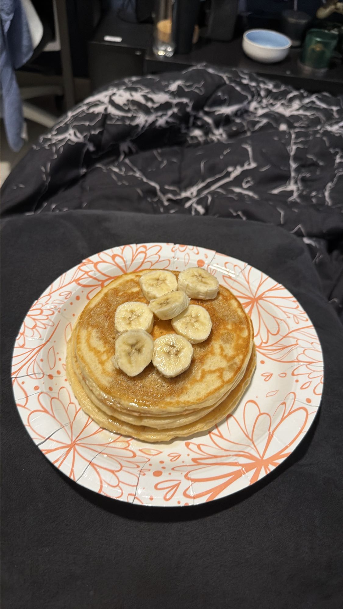 panqueque de proteína con plátano y sirope de maple