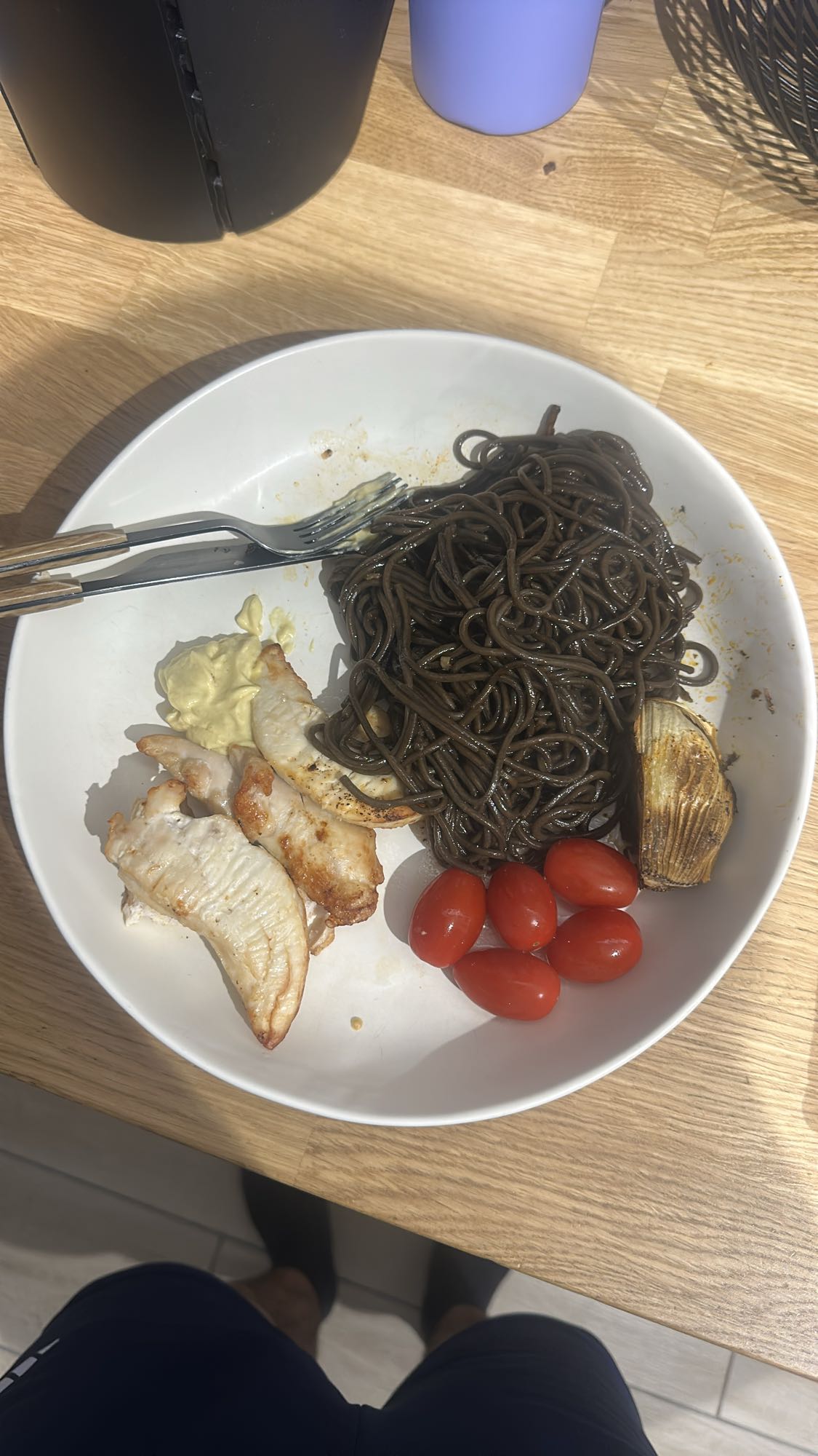 Poulet et pâtes noires
