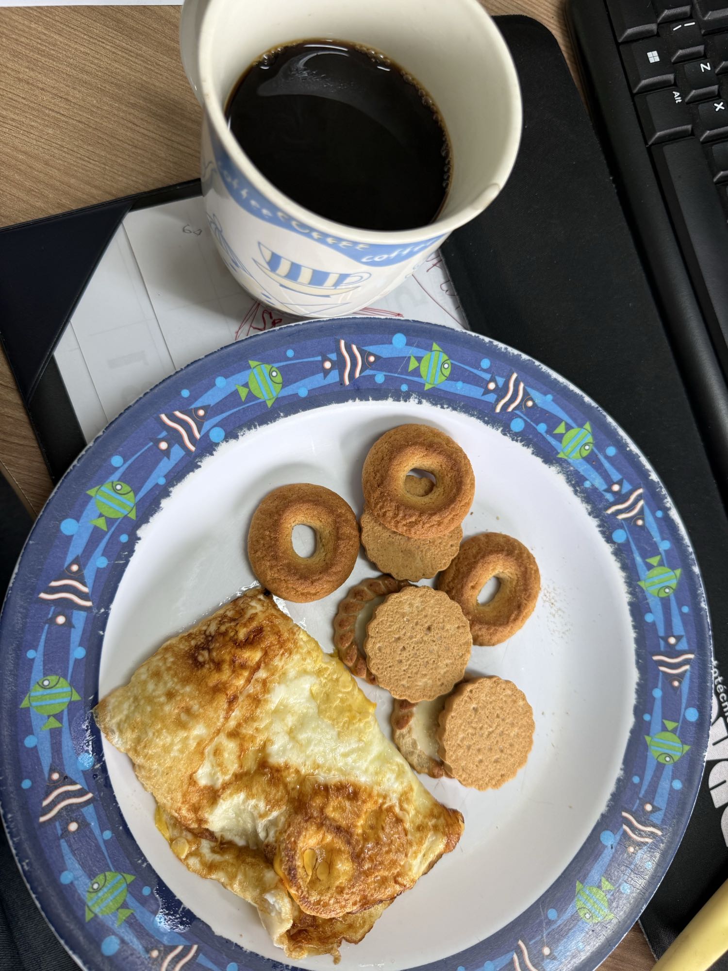 Café com ovos e bolachas