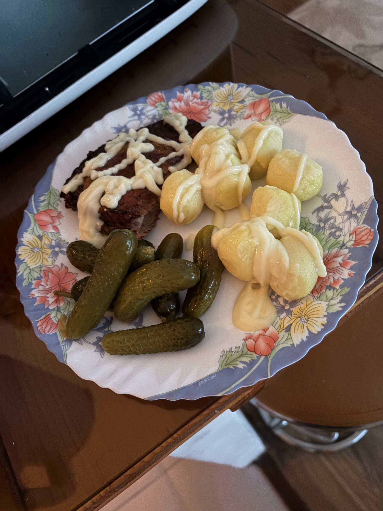 Antricot de mânzat cu gnocchi, castraveți murați și sos de usturoi