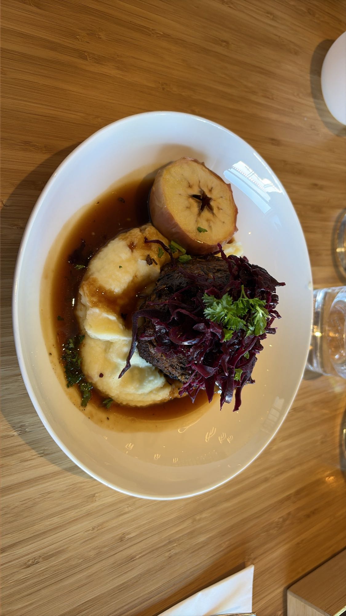 Kött med mos och rödkål