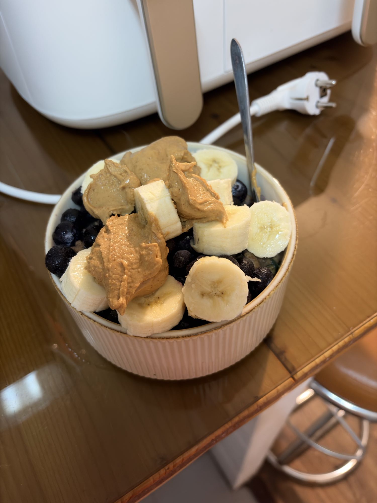 Bol cu terci de ovăz proteic, afine și banană