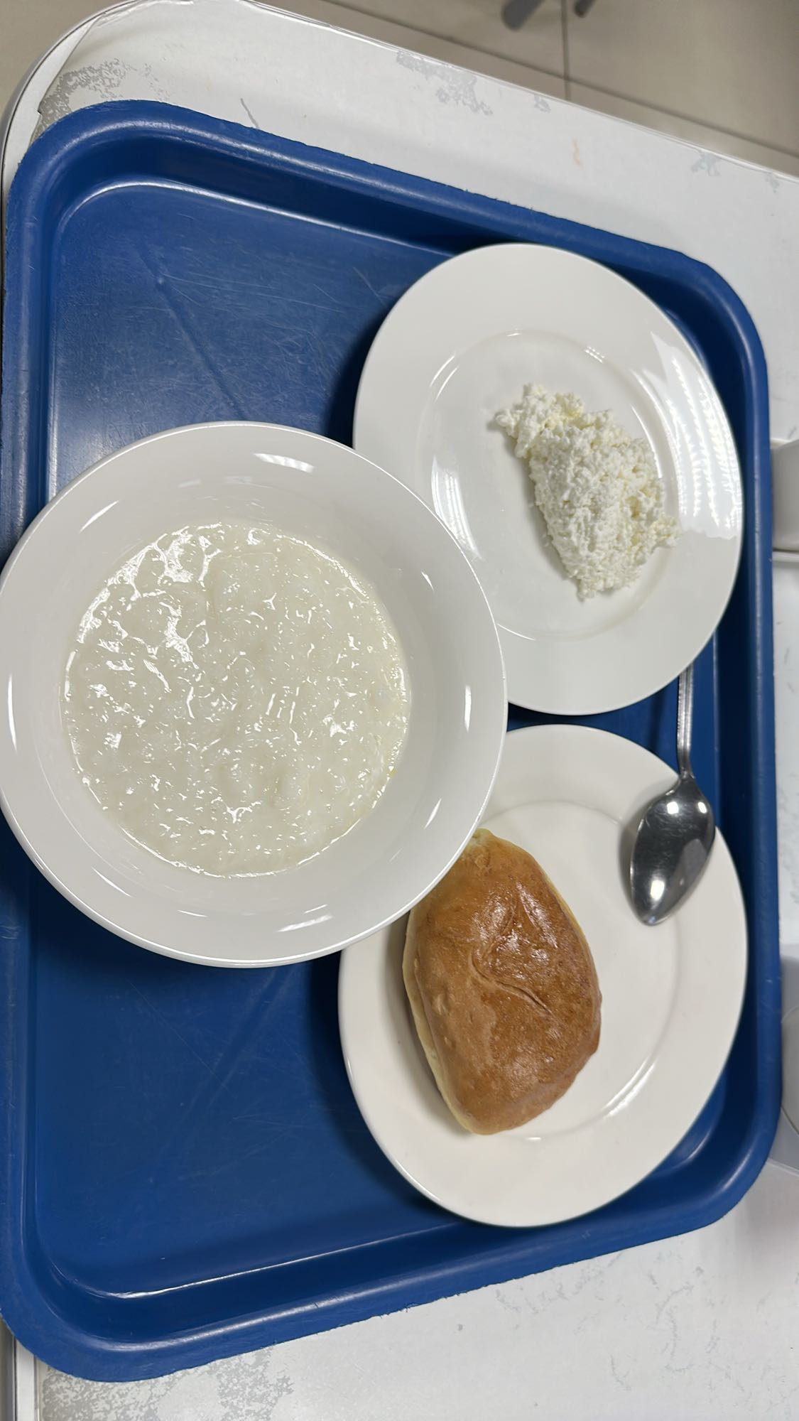 Молочная каша с булочкой