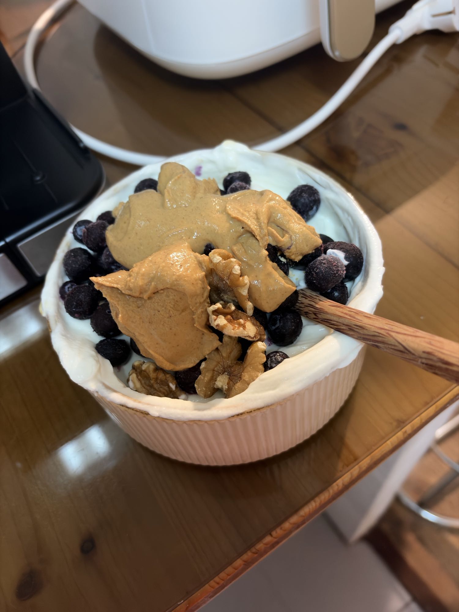 Skyr cu afine, nuci si unt de arahide pudra