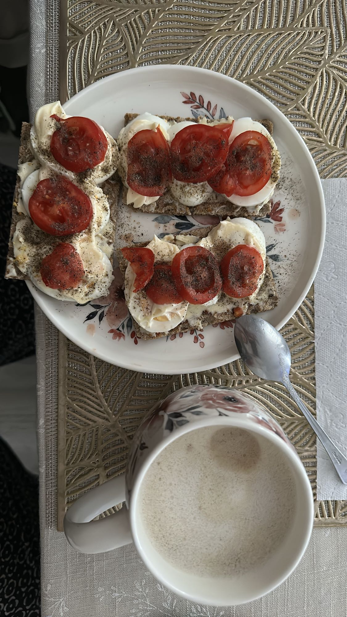 Pieczywo chrupkie z jajkiem