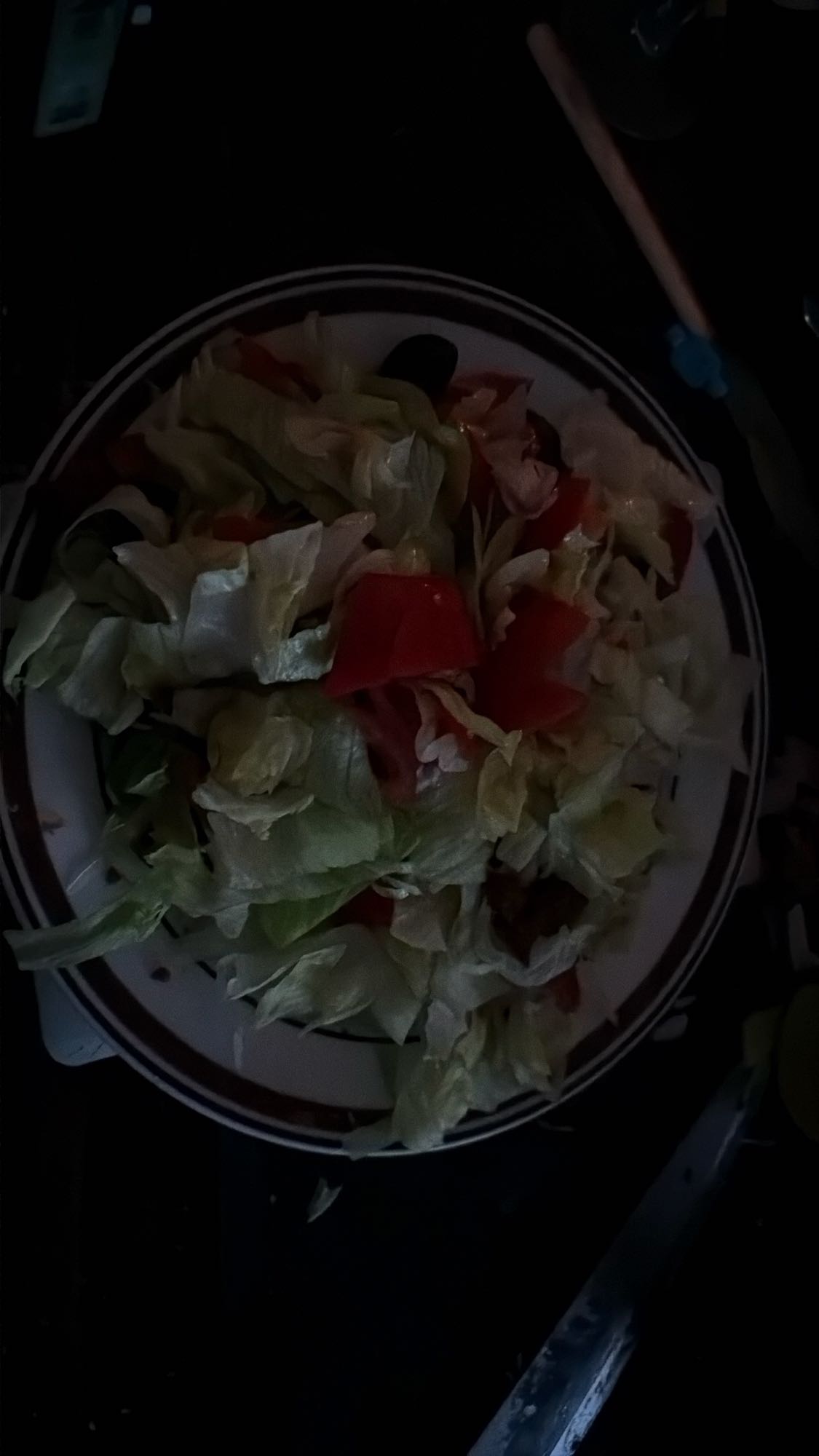 Blandsallad med svarta oliver och soltorkad tomat