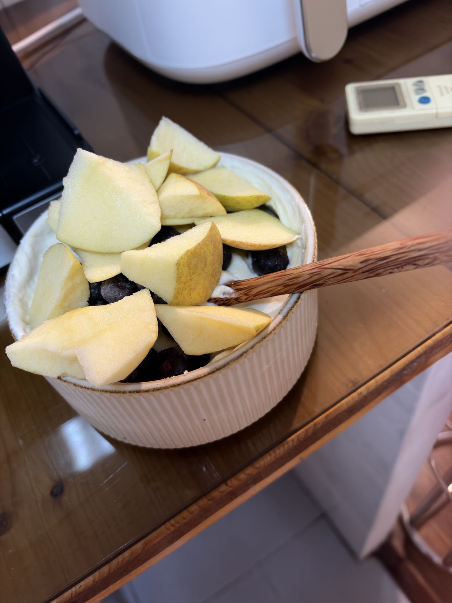 Skyr cu pudră proteică, afine și măr galben