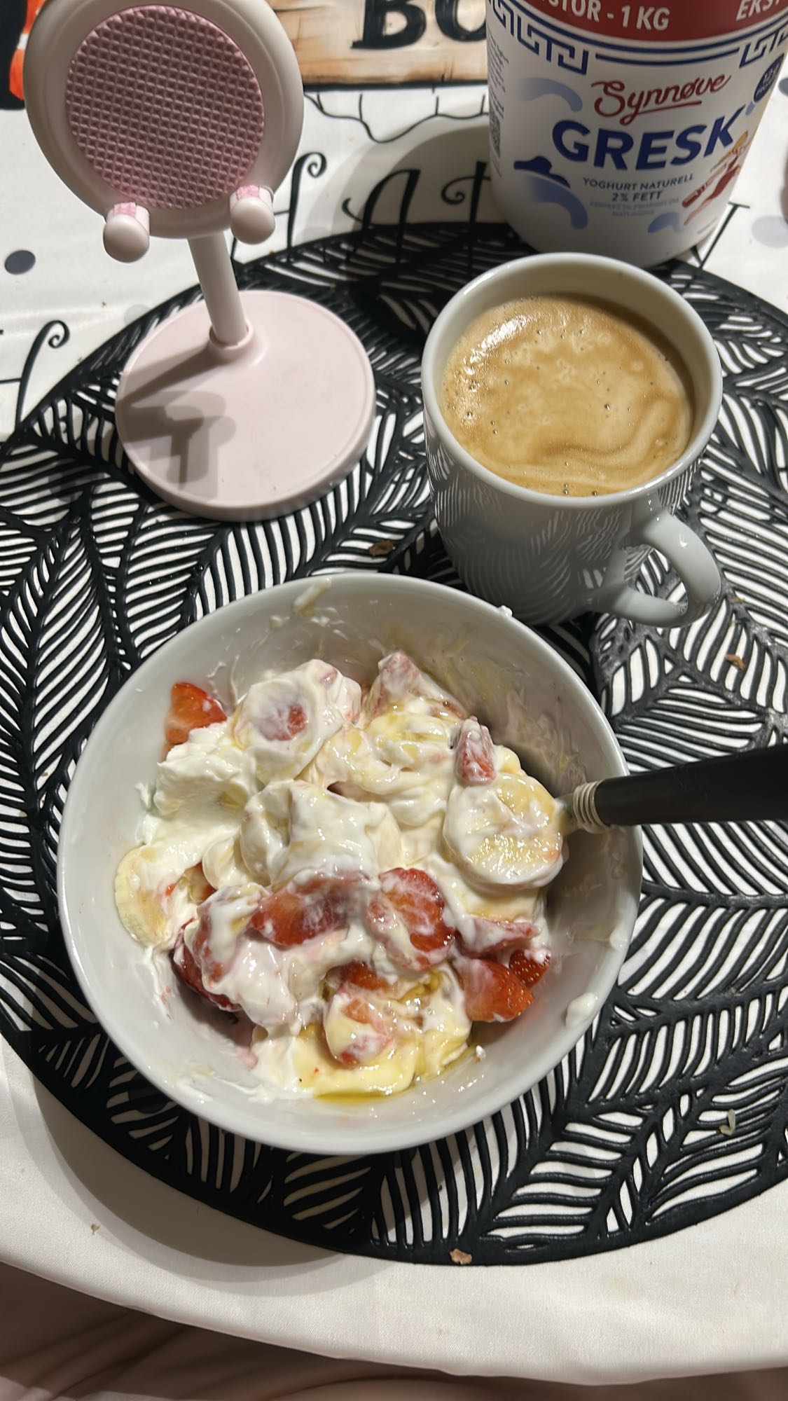 Йогурт с фруктами и кофе