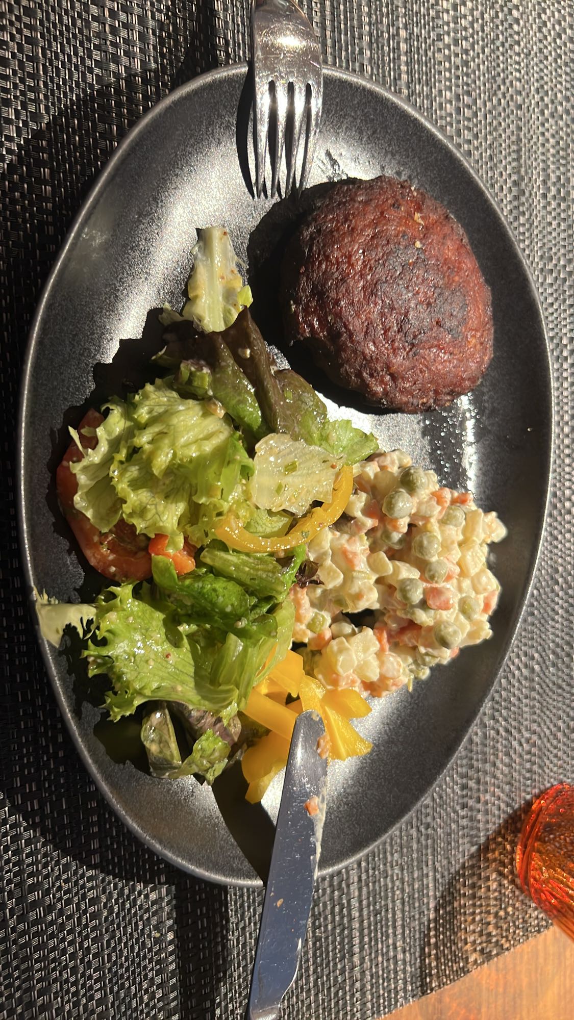 Frikadelle mit Salat