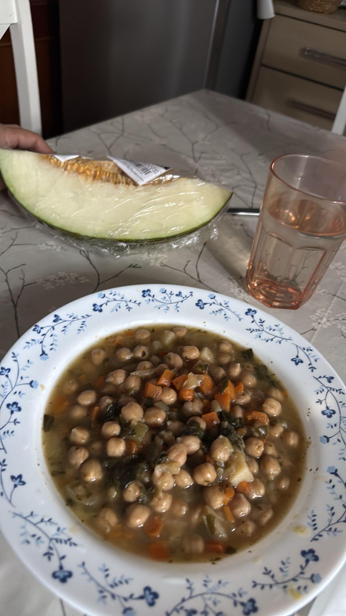 sopa de garbanzos y melón
